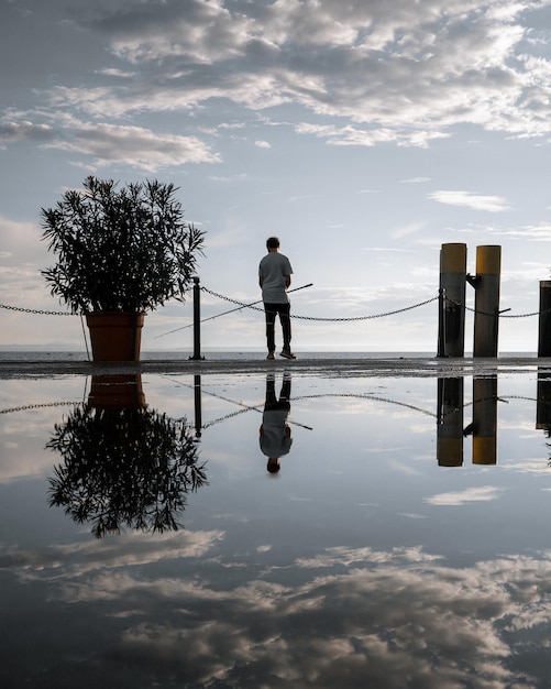 Hintergrundansicht einer Frau, die auf dem Pier steht