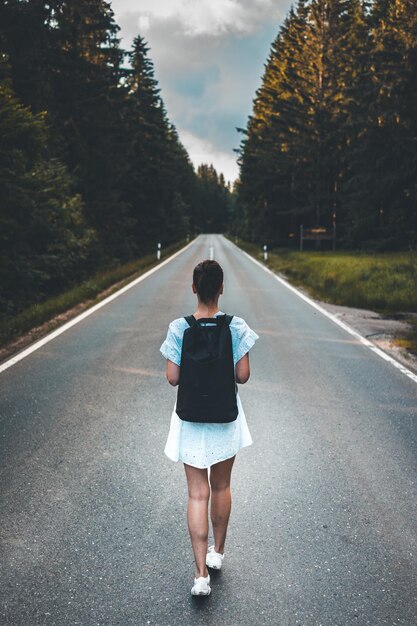 Hintergrundansicht einer Frau, die auf der Straße geht