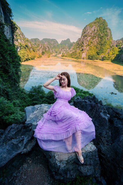 Foto hintergrundansicht einer frau, die auf einem berg steht