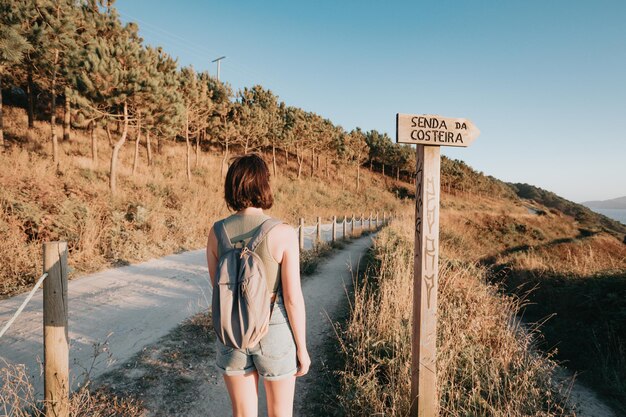 Foto hintergrundansicht einer frau, die auf einem felsen steht