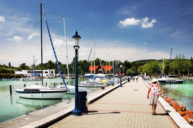 Foto hintergrundansicht einer frau, die auf einem pier im see spazieren geht