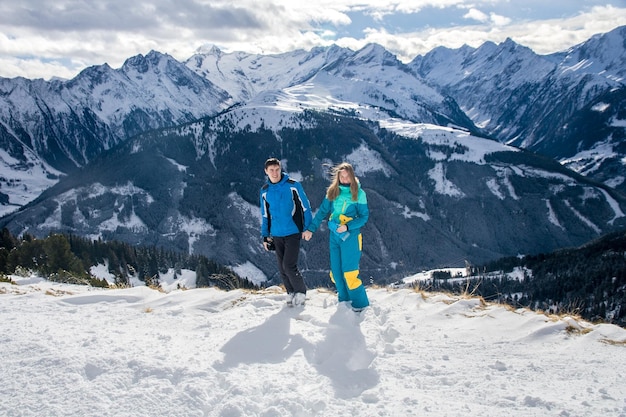 Hintergrundansicht einer Frau, die auf einem schneebedeckten Berg steht