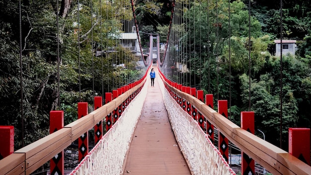 Foto hintergrundansicht einer frau, die auf einer fußgängerbrücke geht