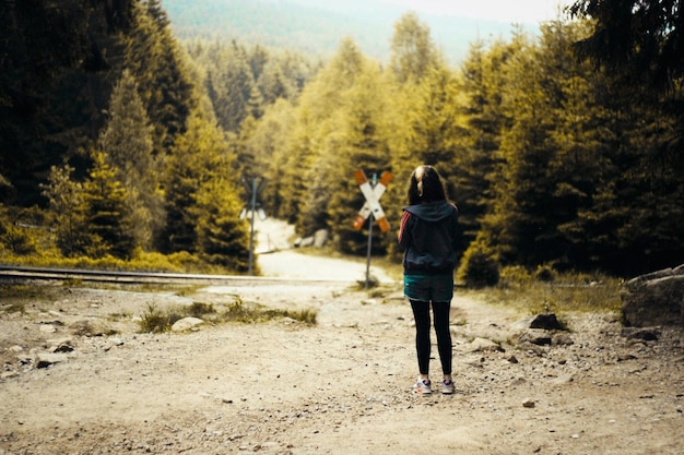 Foto hintergrundansicht einer frau, die gegen bäume steht