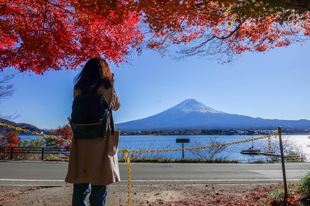 Hintergrundansicht einer Frau, die gegen den Fuji-Berg steht