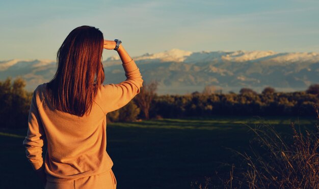 Foto hintergrundansicht einer frau, die gegen den himmel fotografiert