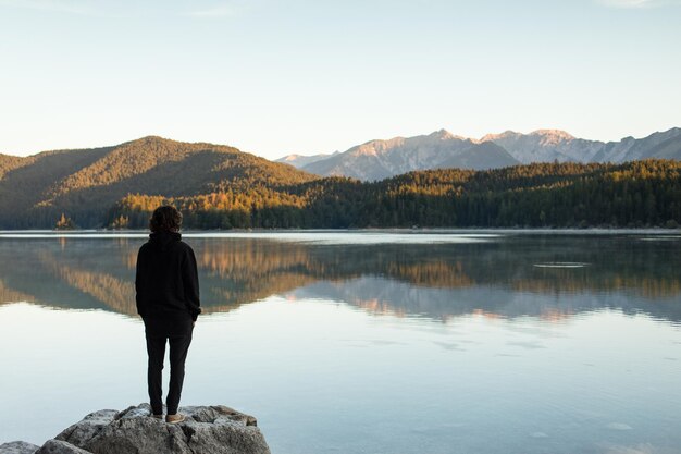 Foto hintergrundansicht einer frau, die gegen einen klaren himmel auf den see schaut