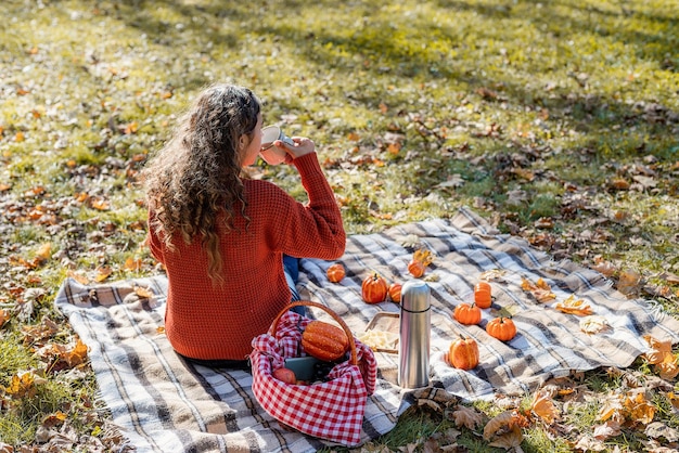 Foto hintergrundansicht einer frau, die im korb sitzt