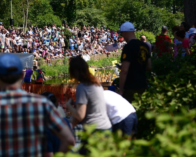 Hintergrundansicht einer Frau, die im Park sitzt