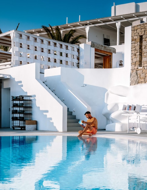 Hintergrundansicht einer Frau, die im Pool schwimmt