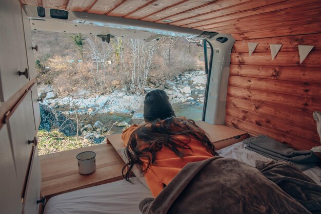 Foto hintergrundansicht einer frau, die im schnee sitzt