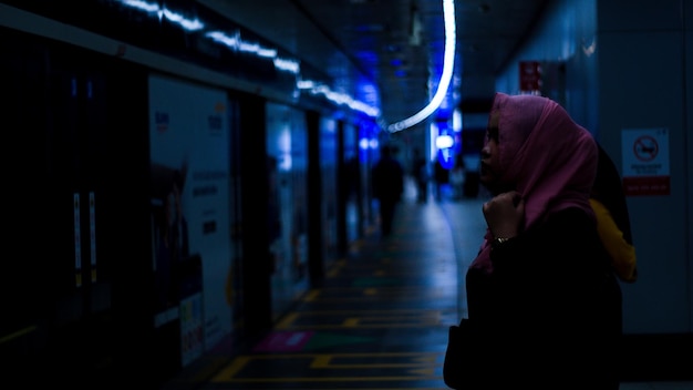 Hintergrundansicht einer Frau, die im Tunnel wandert jakarta mrt