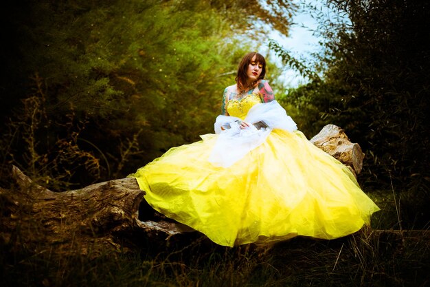 Foto hintergrundansicht einer frau, die im wald steht