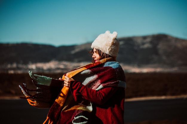 Foto hintergrundansicht einer frau, die im winter auf den berg schaut