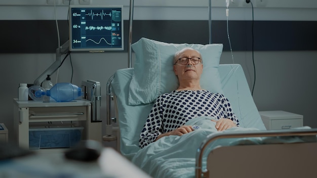 Hintergrundansicht einer Frau, die zu Hause auf dem Bett sitzt