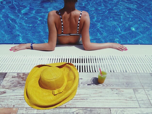 Foto hintergrundansicht einer frau im schwimmbad