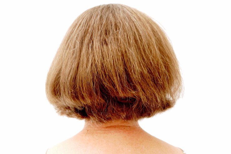 Foto hintergrundansicht einer frau mit blonden haaren vor weißem hintergrund