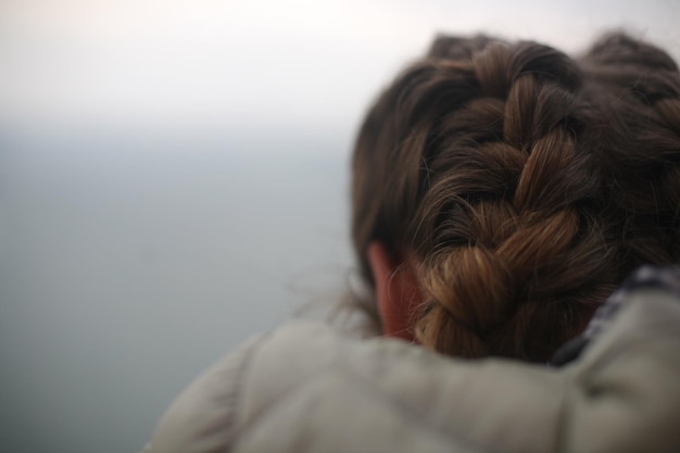 Hintergrundansicht einer Frau mit geflochtenen Haaren