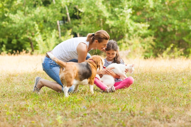 Hintergrundansicht einer Frau mit Hund auf dem Feld