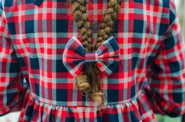 Foto hintergrundansicht einer frau mit schleife auf gefalteten haaren