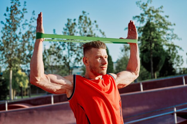 Foto hintergrundansicht einer jungen frau, die im park sport macht