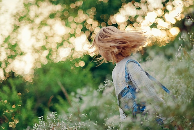 Hintergrundansicht einer jungen Frau mit langen Haaren
