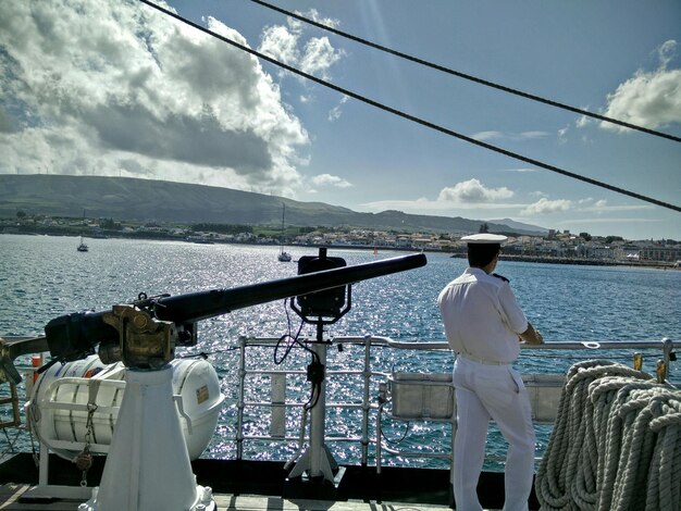 Foto hintergrundansicht eines bootskapitäns auf einer kreuzfahrt über dem meer gegen den himmel