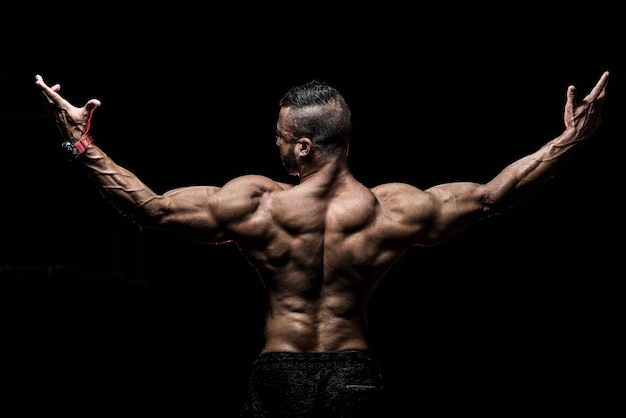 Hintergrundansicht eines Hemdlosen-Bodybuilders