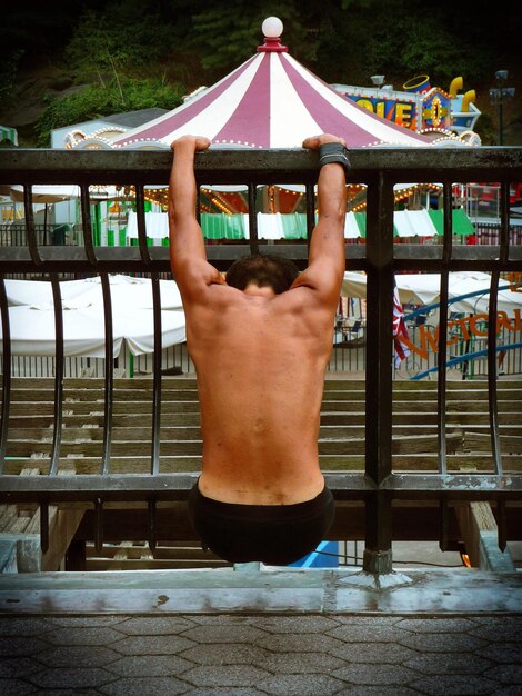 Foto hintergrundansicht eines hemdlosen jungen im wasser