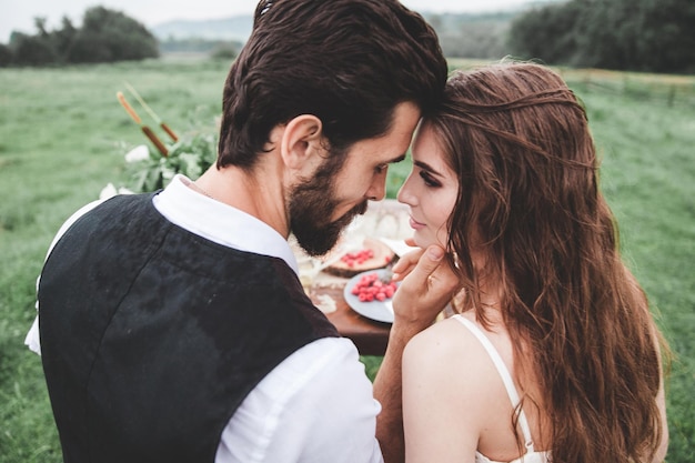 Hintergrundansicht eines Hochzeitspaares, das sich auf einem Bauernhof verliebt