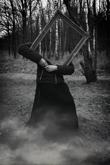 Foto hintergrundansicht eines im wald stehenden mannes