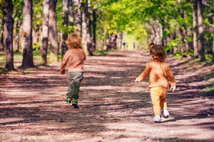 Foto hintergrundansicht eines jungen, der im park rennt
