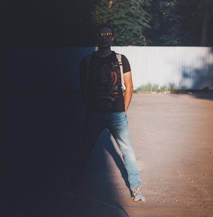 Foto hintergrundansicht eines jungen mannes, der auf der straße sitzt