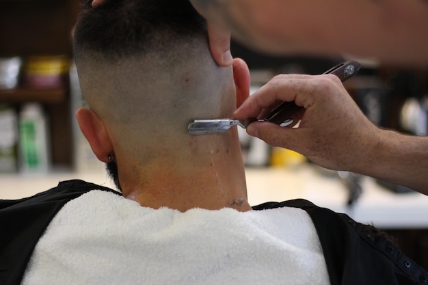 Hintergrundansicht eines Mannes beim Friseur