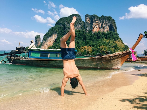 Foto hintergrundansicht eines mannes, der am meer stand