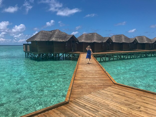 Foto hintergrundansicht eines mannes, der am schwimmbad gegen den himmel steht