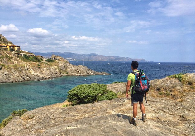 Foto hintergrundansicht eines mannes, der auf das meer schaut