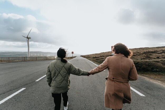 Hintergrundansicht eines Mannes, der auf der Straße gegen den Himmel geht