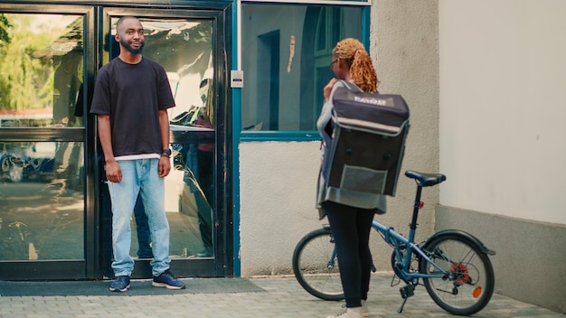 Foto hintergrundansicht eines mannes, der auf der straße geht