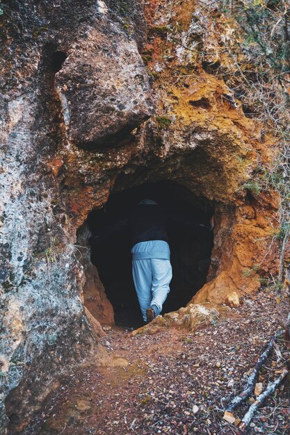 Foto hintergrundansicht eines mannes, der auf einem felsen steht