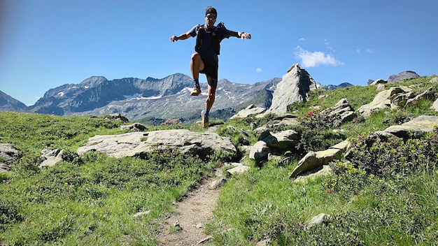 Foto hintergrundansicht eines mannes, der auf einen berg springt