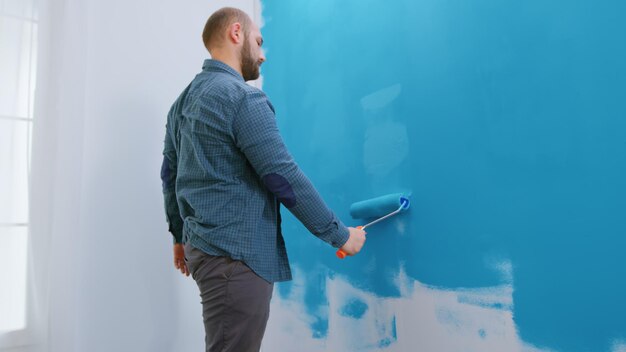 Foto hintergrundansicht eines mannes, der gegen den blauen himmel steht