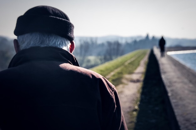 Foto hintergrundansicht eines mannes, der im freien steht