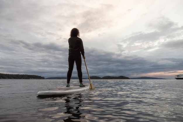 Foto hintergrundansicht eines mannes, der im meer gegen den himmel steht