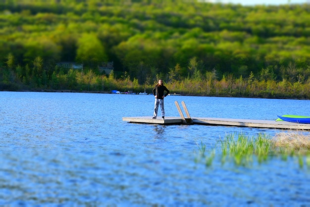 Foto hintergrundansicht eines mannes, der im see steht