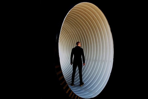 Hintergrundansicht eines Mannes, der im Tunnel steht