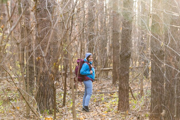 Hintergrundansicht eines Mannes, der im Wald geht
