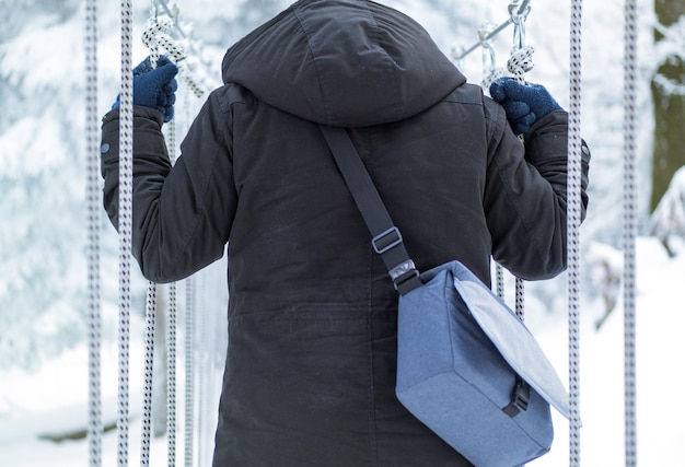 Foto hintergrundansicht eines mannes, der im winter seile hält