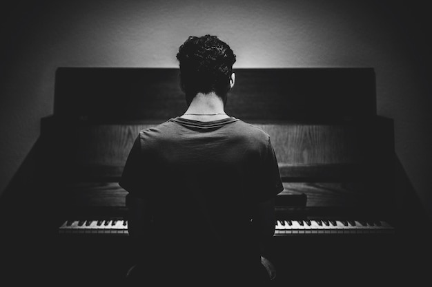 Hintergrundansicht eines Mannes, der Klavier spielt
