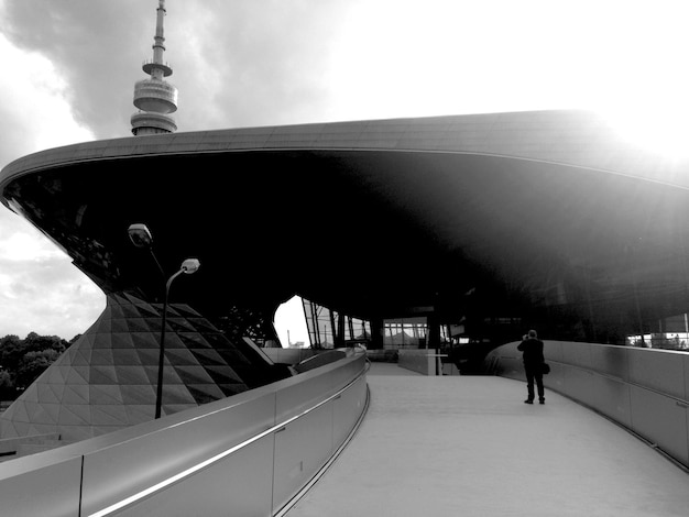 Foto hintergrundansicht eines mannes vor dem bmw-museum